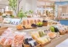 夏の物産フェスタを思わせる明るい百貨店の催事場の陳列棚