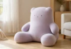 明るいリビングに座る大きな無地のクマ型ぬいぐるみ