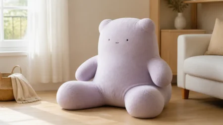 明るいリビングに座る大きな無地のクマ型ぬいぐるみ