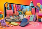 スマートフォンの画面越しにファッション小物やスマホアクセサリー、キッチン雑貨がカラフルに並ぶイメージ