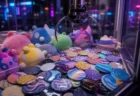 夜のゲームセンターにあるクレーンゲーム機の内部、カラフルな抽象柄の缶バッジとぬいぐるみ風の景品