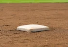 夏の甲子園を思わせる二塁ベース付近の土のグラウンドのイメージ