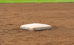 夏の甲子園を思わせる二塁ベース付近の土のグラウンドのイメージ