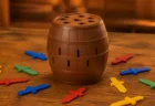 樽型のゲーム盤と剣型パーツ、丸いキャラクター玩具のイメージ