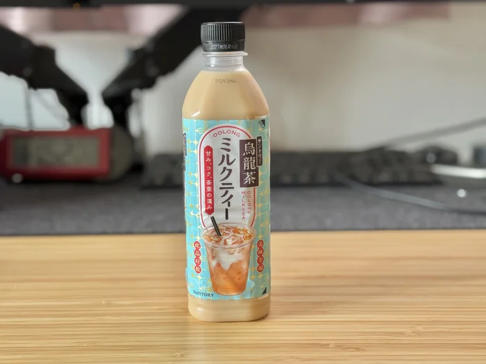 画像 サントリー烏龍茶ミルクティーの500mlペットボトルを正面から見たところ