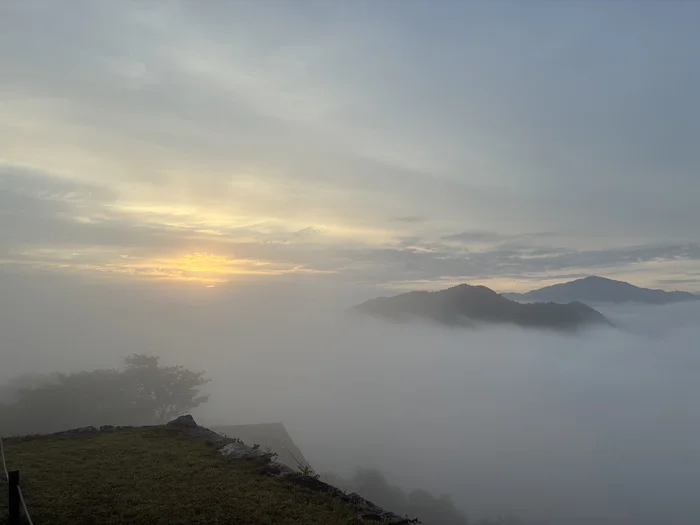 画像 竹田城跡から見た雲海と、朝焼けに染まる山並み