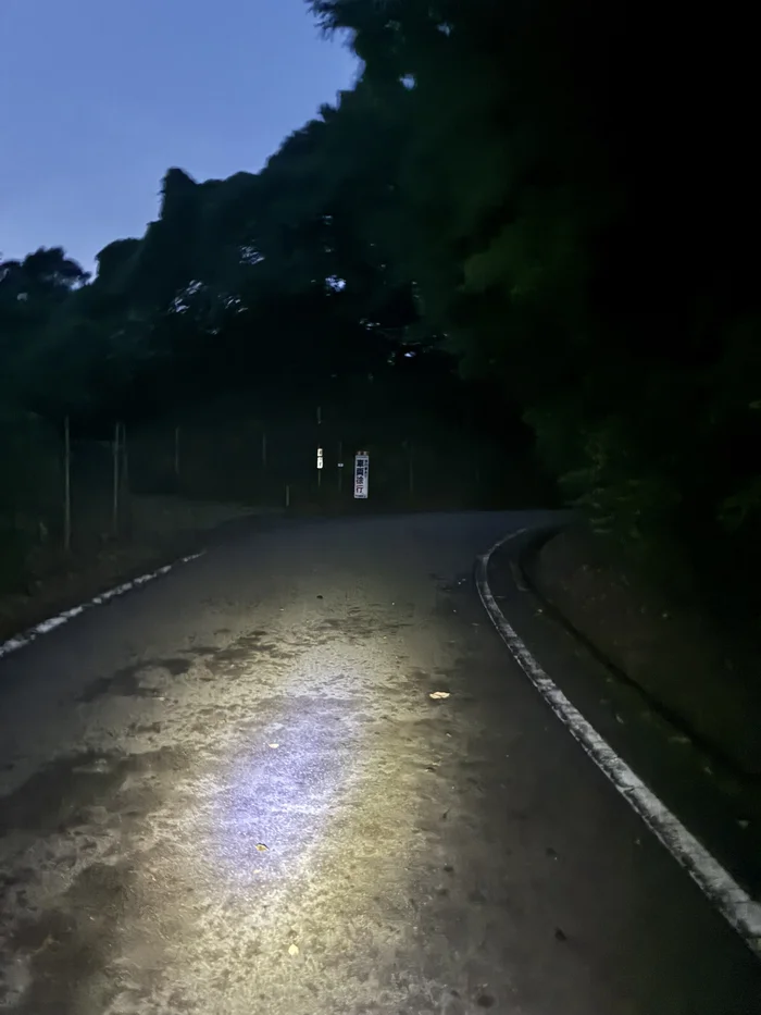 画像 ライトで照らされた夜明け前の登山道