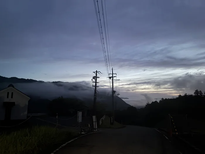 画像 夜明け前の空と、山のふもとにたまりはじめた雲海