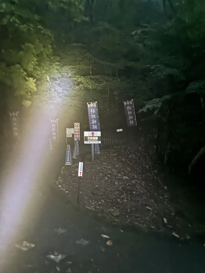 画像 のぼり旗が並ぶ竹田城跡の登り口