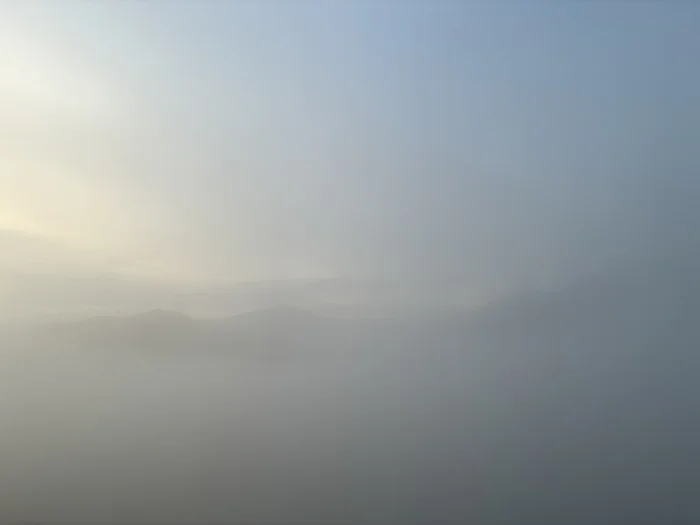 画像 霧が晴れて見えてきた雲海と山並み