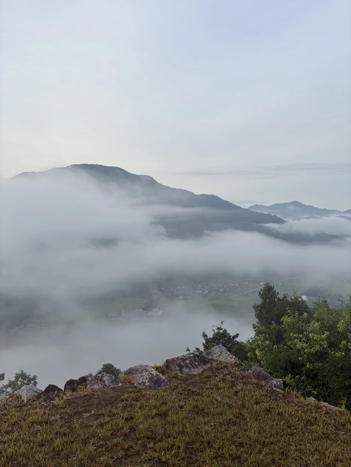 画像 雲海の切れ間から見えるふもとの街並み