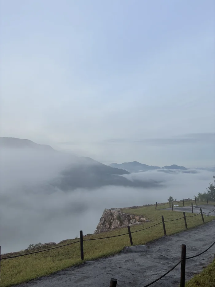 画像 城跡の縁から見下ろした雲海と山々