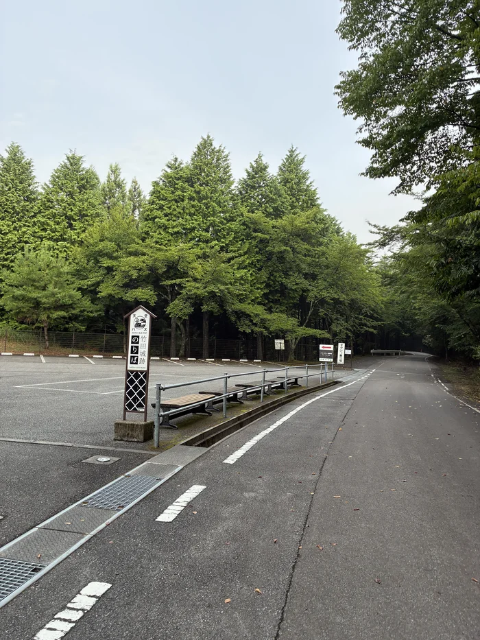 画像 「竹田城跡 のりば」と書かれたバスとタクシーの乗り場