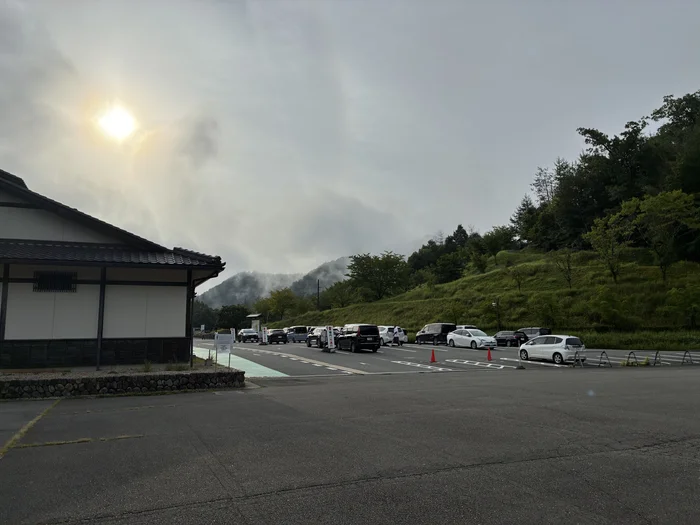 画像 朝の竹田城跡の駐車場に停まる車