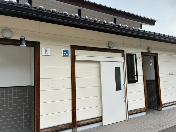 画像 駐車場に併設されたトイレの建物