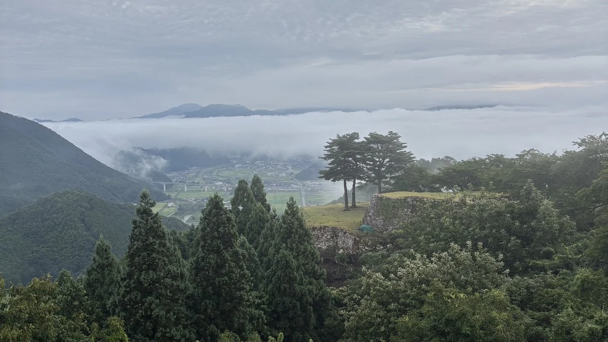 夏の竹田城跡でも雲海は見られる?早朝5時に登った天空の城と、駐車場から徒歩40分の道のりを散策レビュー