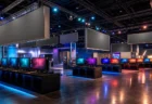 大型展示会場、無人のゲーム試遊ブース風の情景
