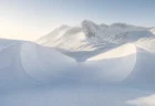 朝の光に照らされた雪山のハーフパイプのイメージ