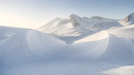 朝の光に照らされた雪山のハーフパイプのイメージ