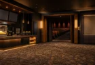 温かい照明に照らされた映画館ロビーの情景