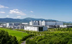 緑豊かな地方の工業団地に広がる工場群と青空