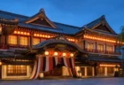 歌舞伎座の提灯や幕を思わせる伝統的な劇場外観の写実的情景
