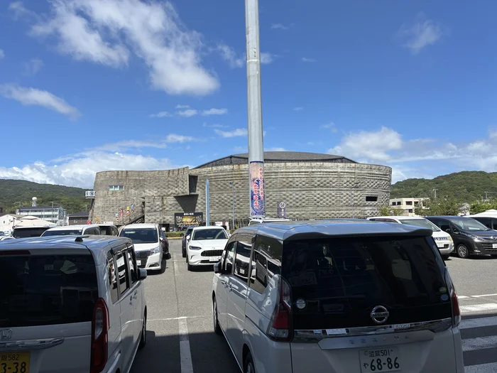 画像 うずしおドームの前に広がる駐車場と停まっている車