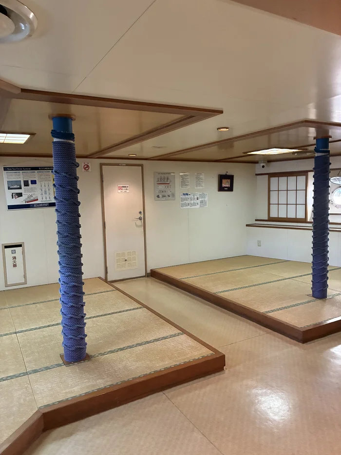 画像 ロープが巻かれた柱と畳が敷かれた船内の一室