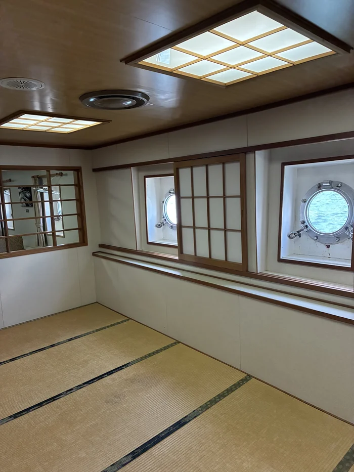 画像 障子と丸窓のある船内の和室