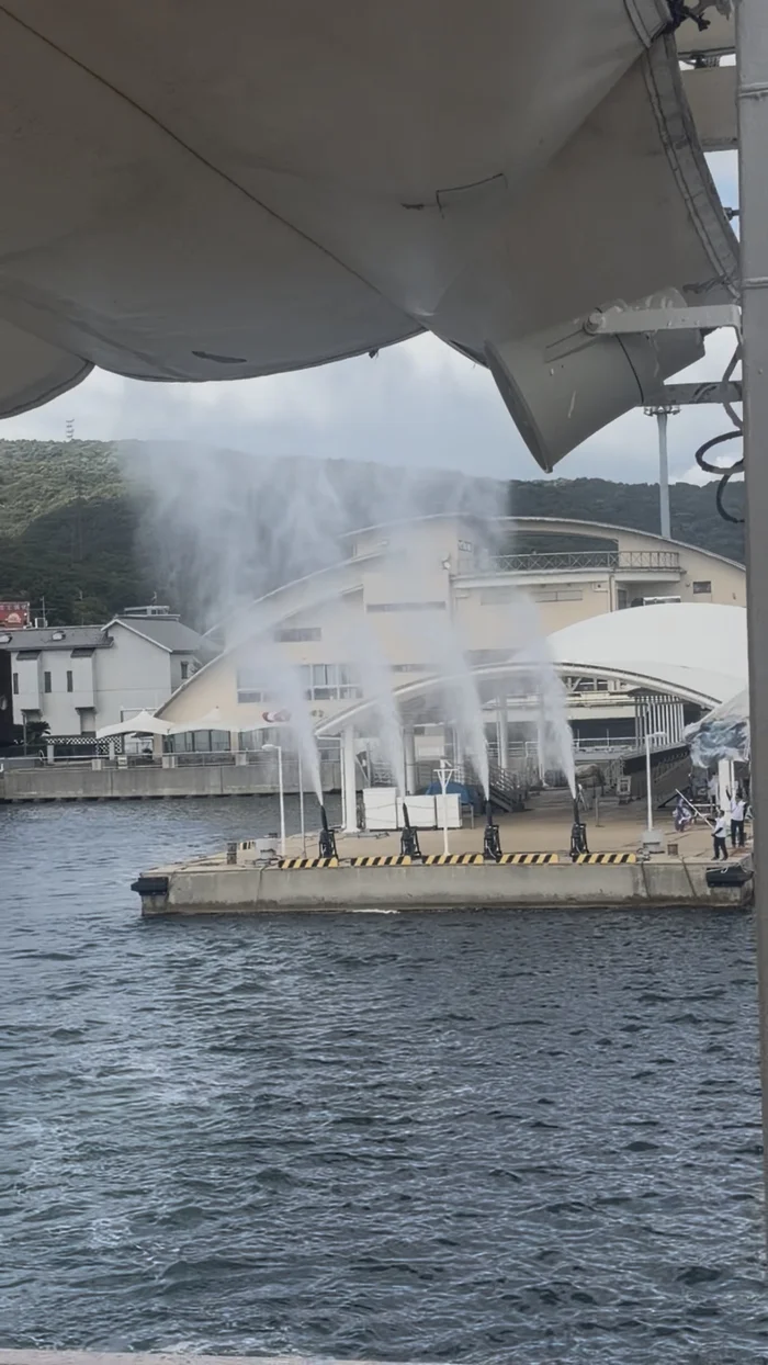 画像 出航時に桟橋から上がる放水のアーチ