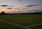 夕暮れの無人のラグビーグラウンドのイメージ