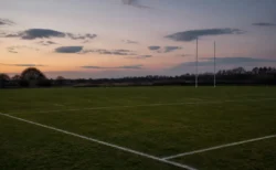夕暮れの無人のラグビーグラウンドのイメージ