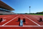 陸上競技場の赤いトラックとスタートライン