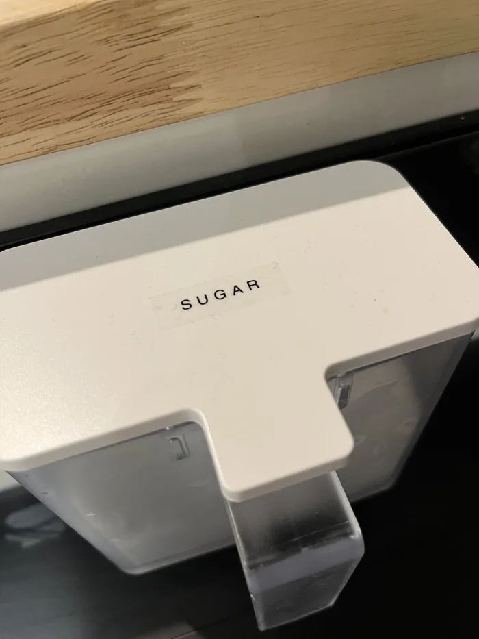 画像 蓋にSUGARのシールを貼った状態