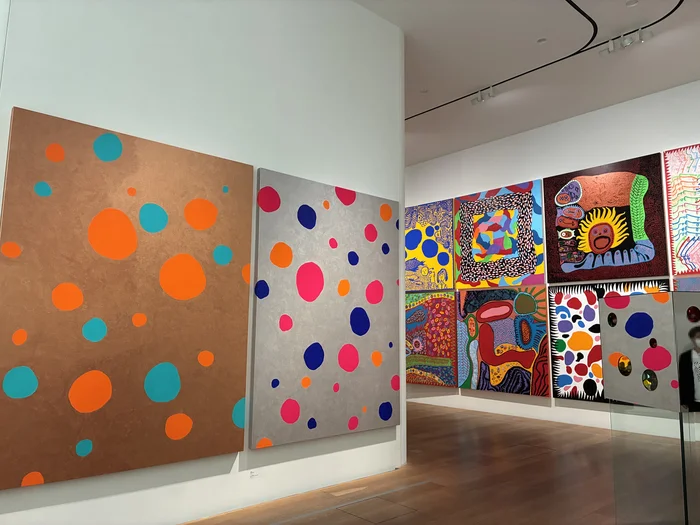 壁一面に並ぶ草間彌生の大型アクリル絵画群