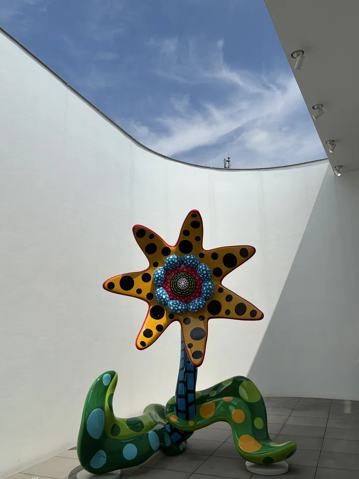 屋外ギャラリーに置かれた花の形をした水玉の立体作品