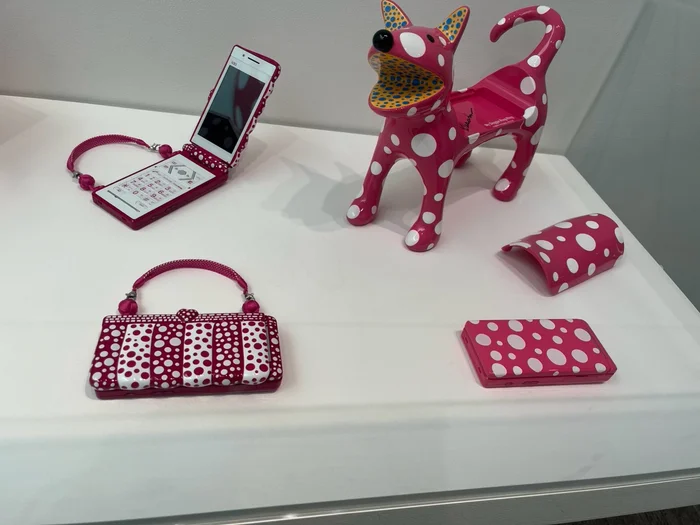 草間彌生がデザインした水玉の日用品の展示