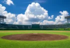 夏空の下、雲がわく甲子園球場のマウンドと客席
