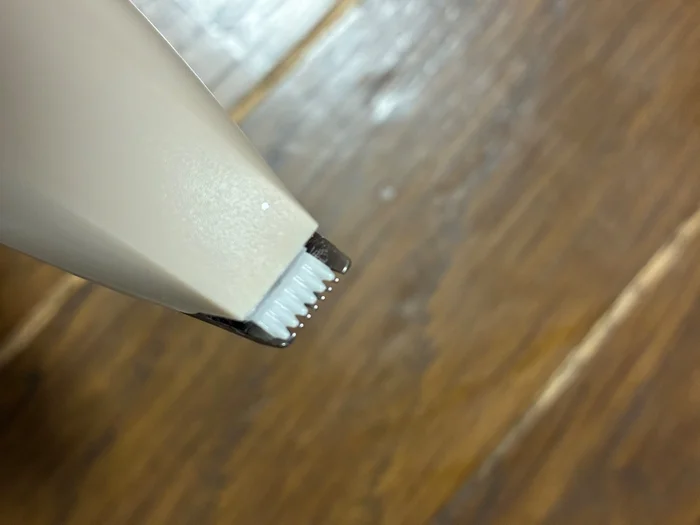 電動シェイバーの先端にある小さな刃のアップ