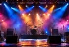 カラフルなスポットライトとスモークに包まれた無人のライブステージ