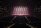 開演前のアリーナのステージに並ぶピンクのライト