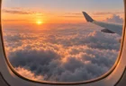 飛行機の窓から見た雲海と朝焼けの空