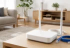 モダンなリビングに置かれたWi-Fiルーター機器とネットワークケーブル