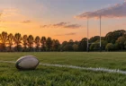 夕方の天然芝のラグビー場のゴールポストと遠くのけやき並木