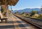 秋の朝の郊外の駅のホームと線路