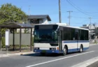 地方都市を走る路線バスのある街並み