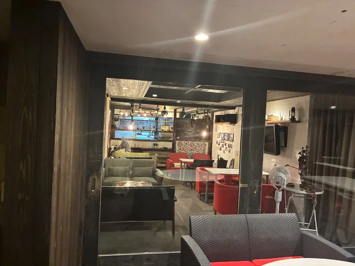 赤いソファチェアと白いテーブルが並ぶ cafe perypery の室内席