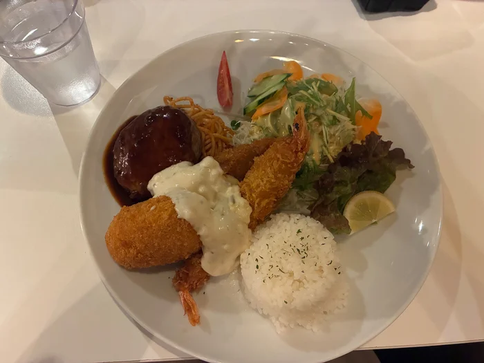 ハンバーグやエビフライ、ナポリタン、ライスがワンプレートに盛られた海風ランチ