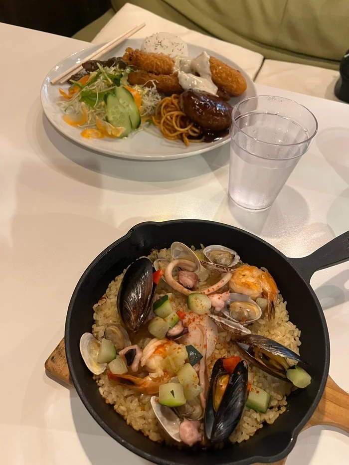 スキレットに入った魚介のパエリアと、奥の海風ランチ