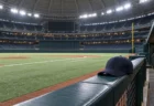夕暮れの誰もいないプロ野球のドーム球場のベンチ
